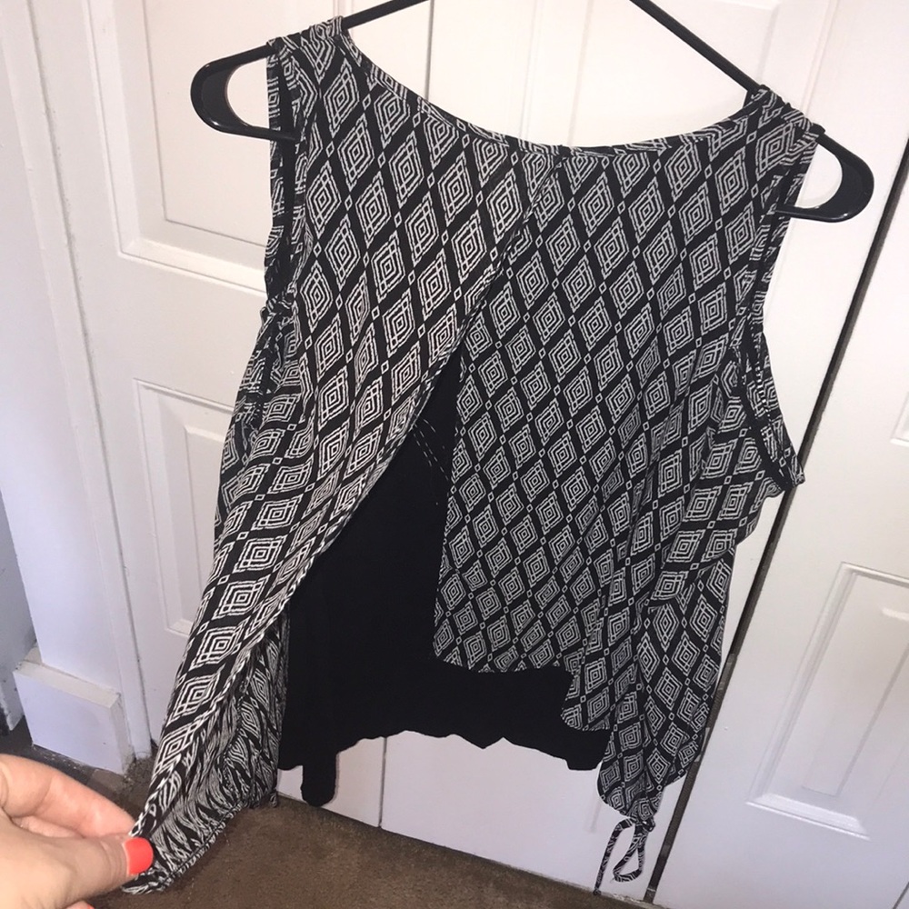 black & white cold shoulder blouse🖤🎃 - Picture 4 of 8